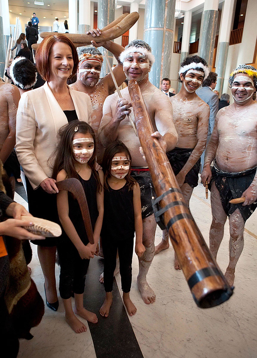 Julia Gillard kormányfő bennszülöttek között