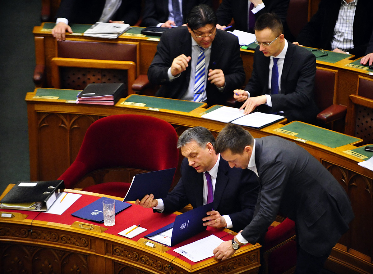Orbán Viktor és Rogán Antal a parlamentben