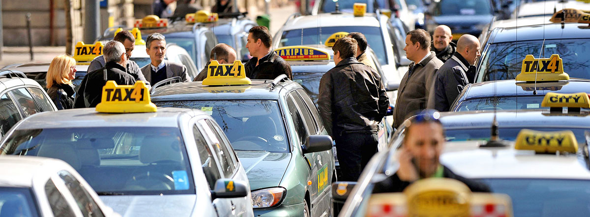 Demonstráló taxisok az Alkotmány utcában. Erőt mutattak a fix tarifáért
