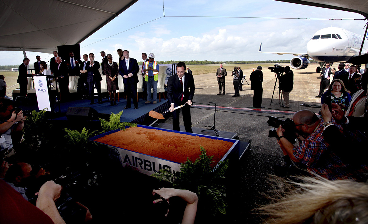 Fabrice Bregier, Airbus elnök-vezérigazgatójáé az első kapavágás joga - mégha ezúttal ásót is adtak a kezébe