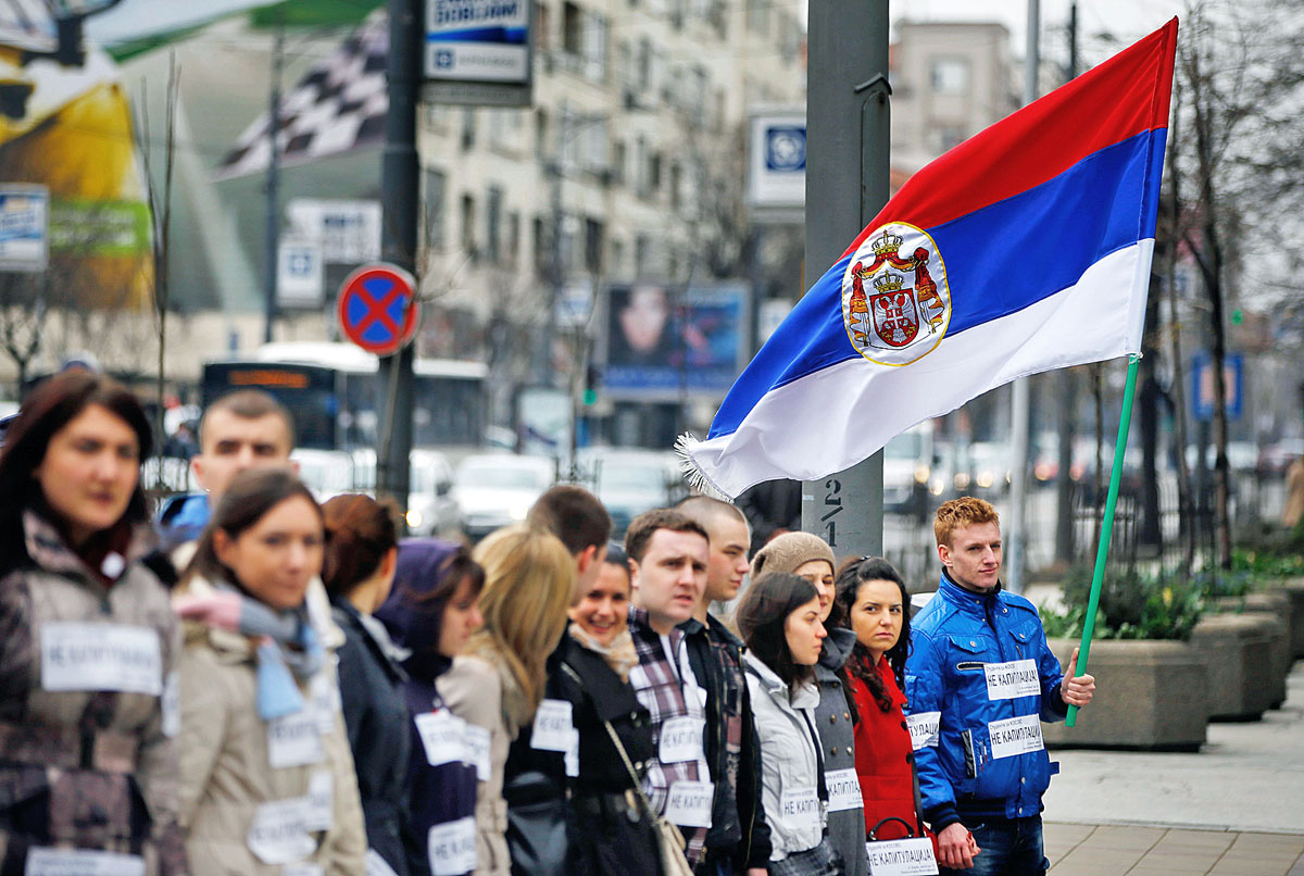 EU-ellenes tüntetők zárják el Belgrád egyik utcáját. Szerbia nem fogadja el az ajánlatot