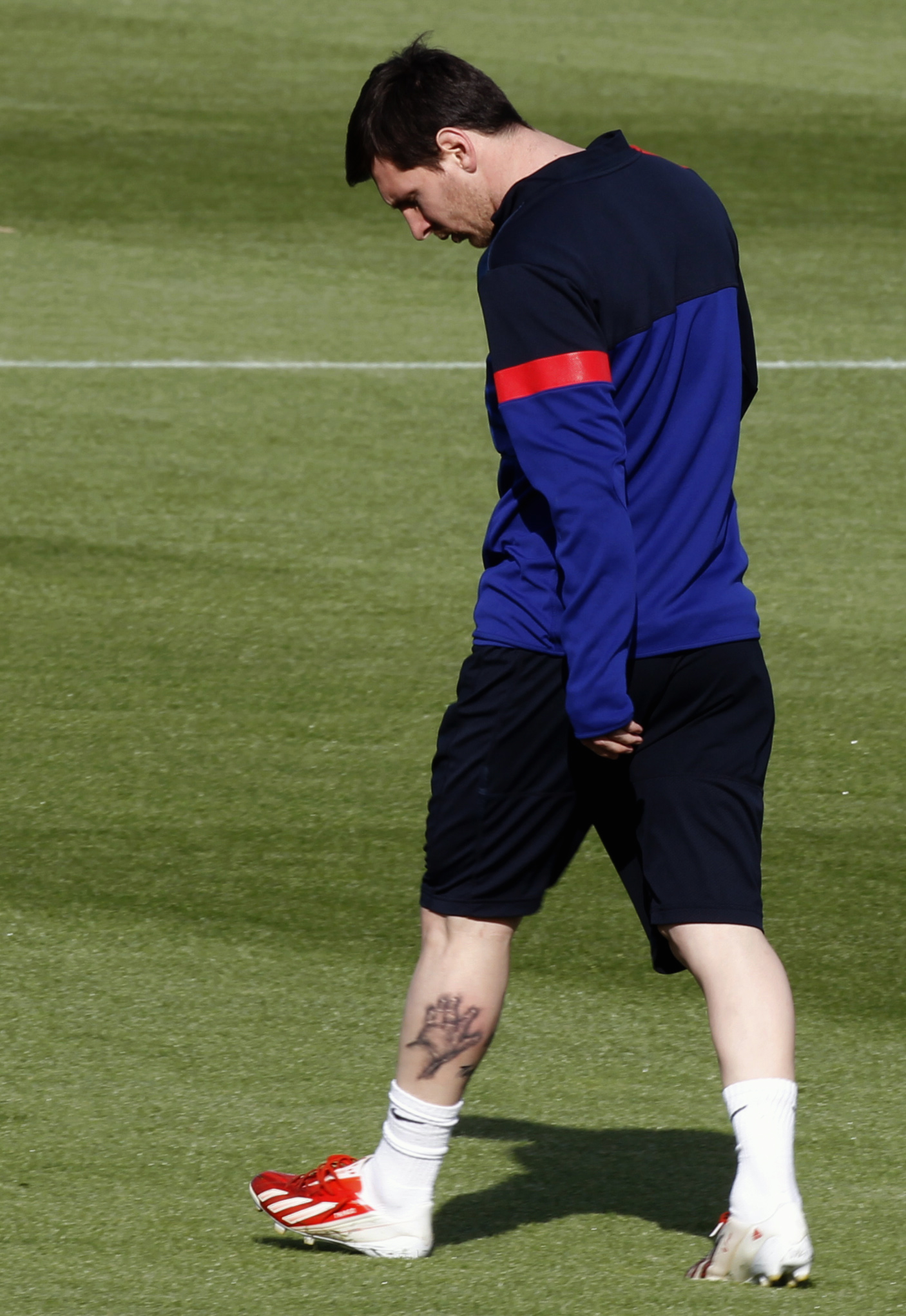 Lionel Messi friss, fia kezét ábrázoló tetoválását nézi a PSG elleni meccs előtti edzésen