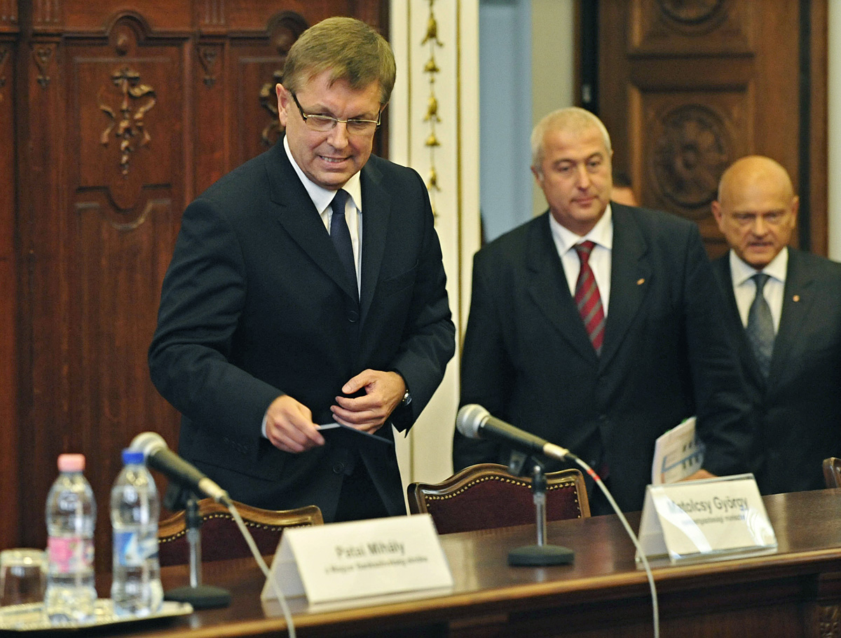 Kettő az egyben: Matolcsy György (balra) átveheti Szász Károly PSZÁF-elnök (középen) jogkörét is