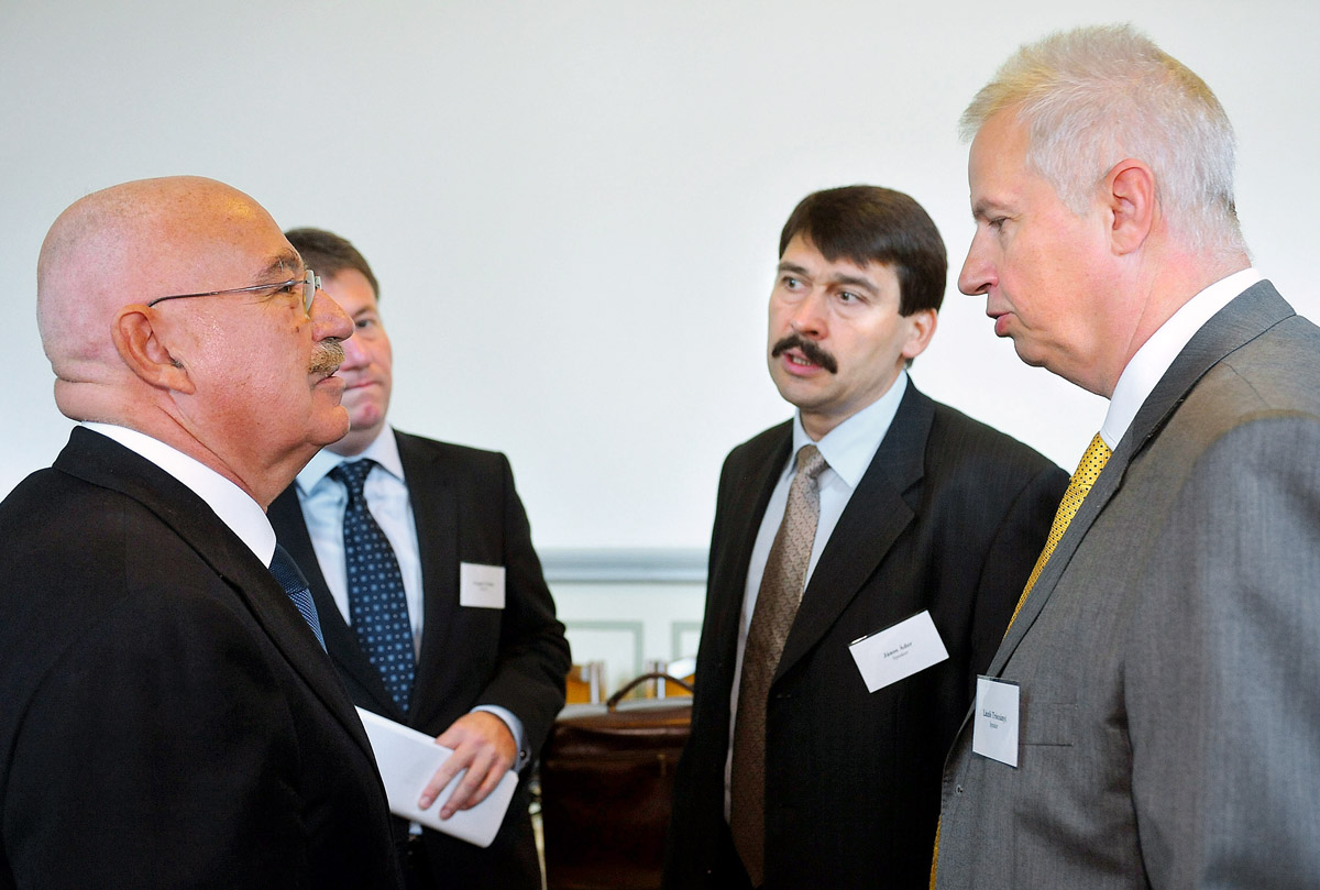 Martonyi János, Prőhle Gergely helyettes államtitkár, az akkor még EP-képviselő Áder János és Trócsányi László tavaly egy konferencián 