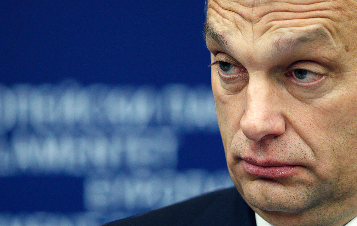 Orbán Viktor a 2012-es strasbourgi vita után az európai újságírók kérdéseit hallgatja