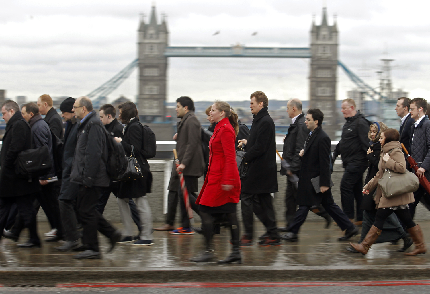 Ingázók érkeznek a reggeli csúcsban London üzleti központjába