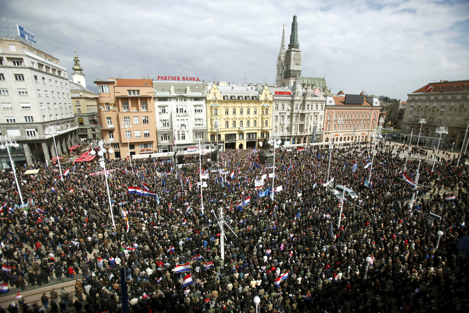 Cirill betűs helységnév-táblák ellen tiltakoznak horvát nacionalisták Zágráb főterén