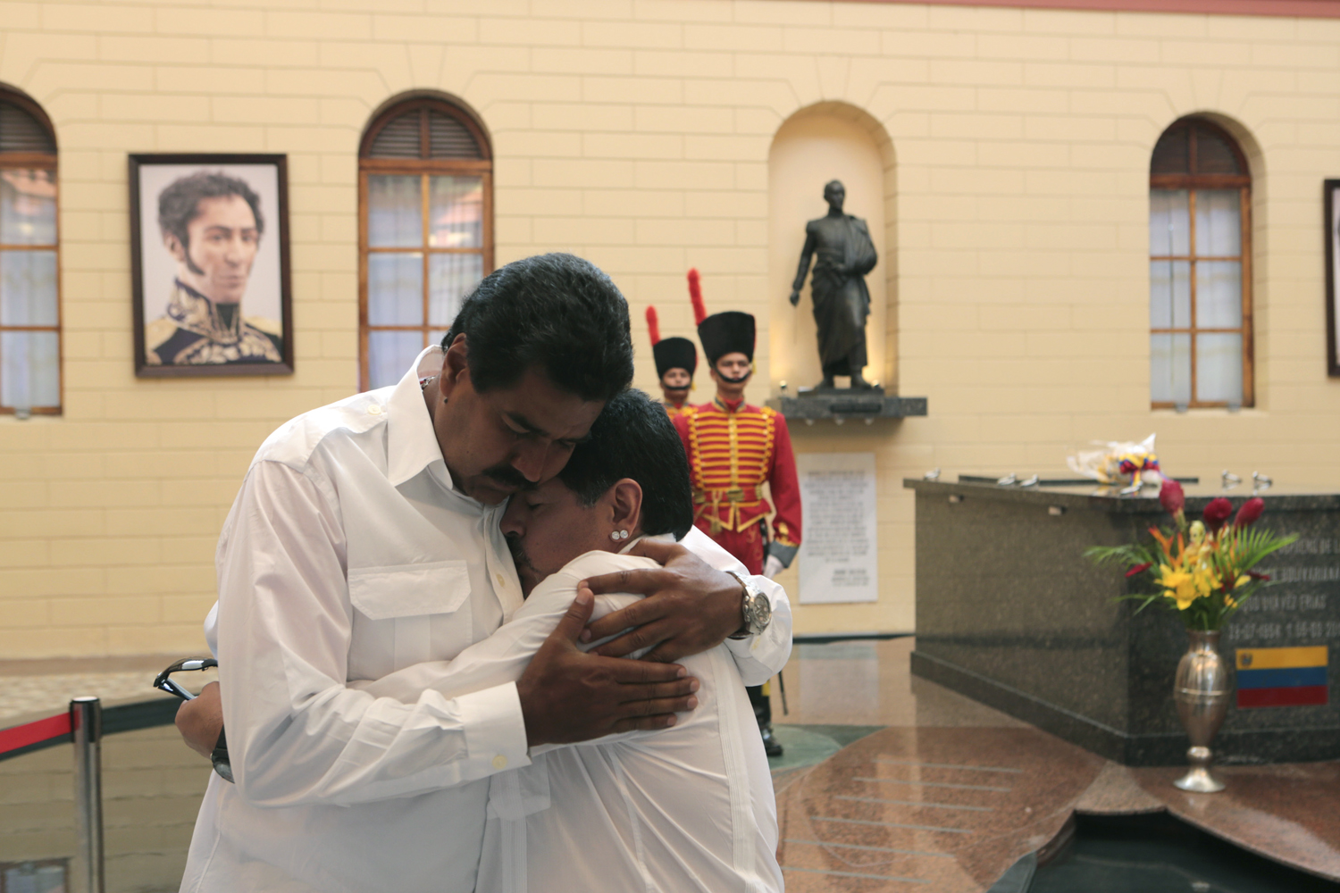Chávez lelke és Isten keze: Maduro és Maradona ölelkezik a néhai államfő sírjánál