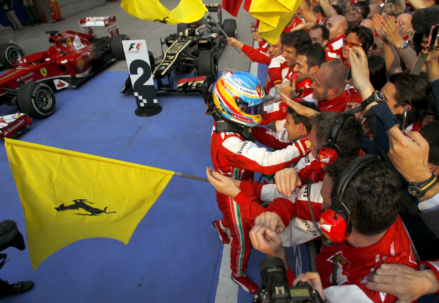 Alonso ünnepli győzelmét csapatával a kínai nagydíjon