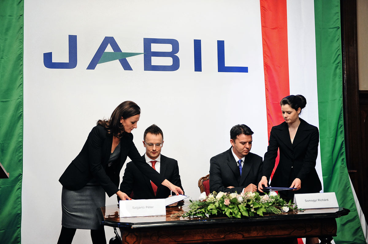 Szijjártó Péter, a Miniszterelnökség államtitkára Somogyi Richárddal, a Jabil hazai ügyvezetőjével márciusban írta alá a stratégiai partnerségről szóló megállapodást