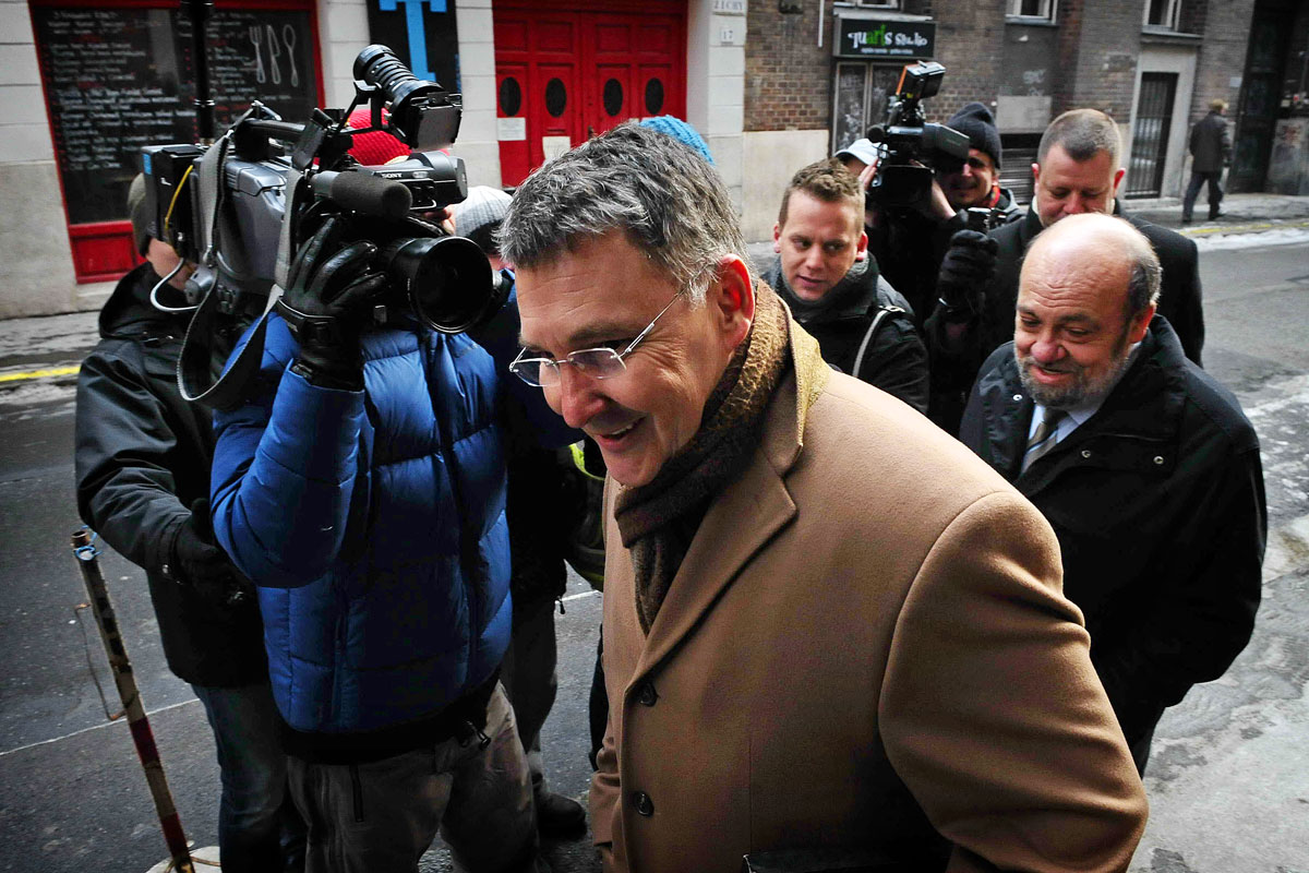 Juhász Ferenc  a Központi Nyomozó Főügyészség kihallgatására érkezik 2012 februárjában