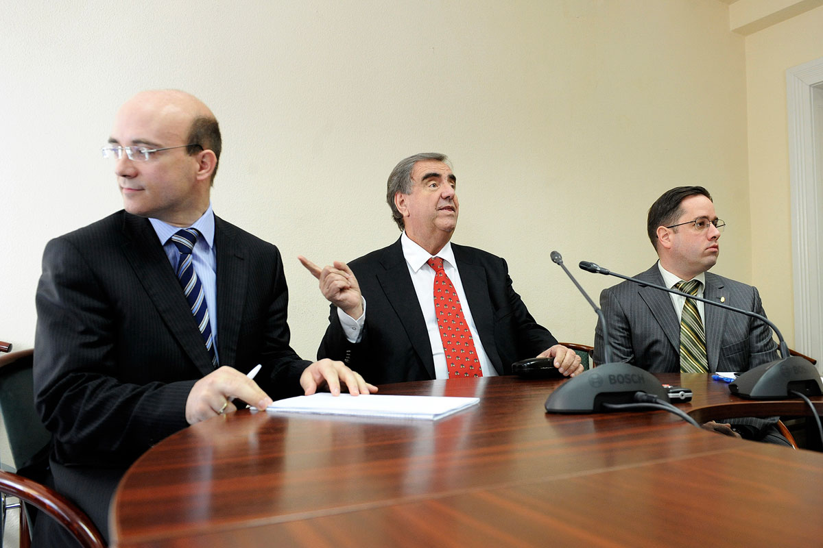Klinghammer István felsőoktatási államtitkár (középen) üdvözölte az újságírókat, majd elsietett
