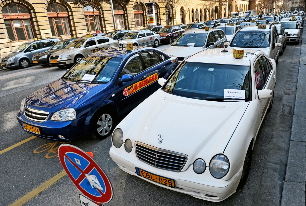 Tavaszi taxisdemonstráció Budapesten. Most üt vissza az érdemi egyeztetés hiánya
