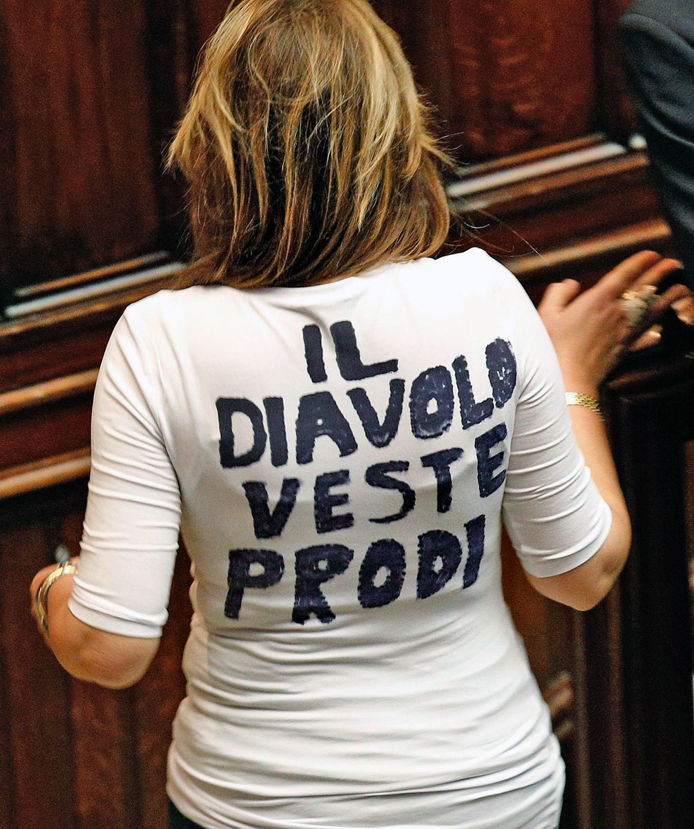 „Az ördög Prodit visel” – áll Alessandra Mussolini jobboldali képviselő trikóján