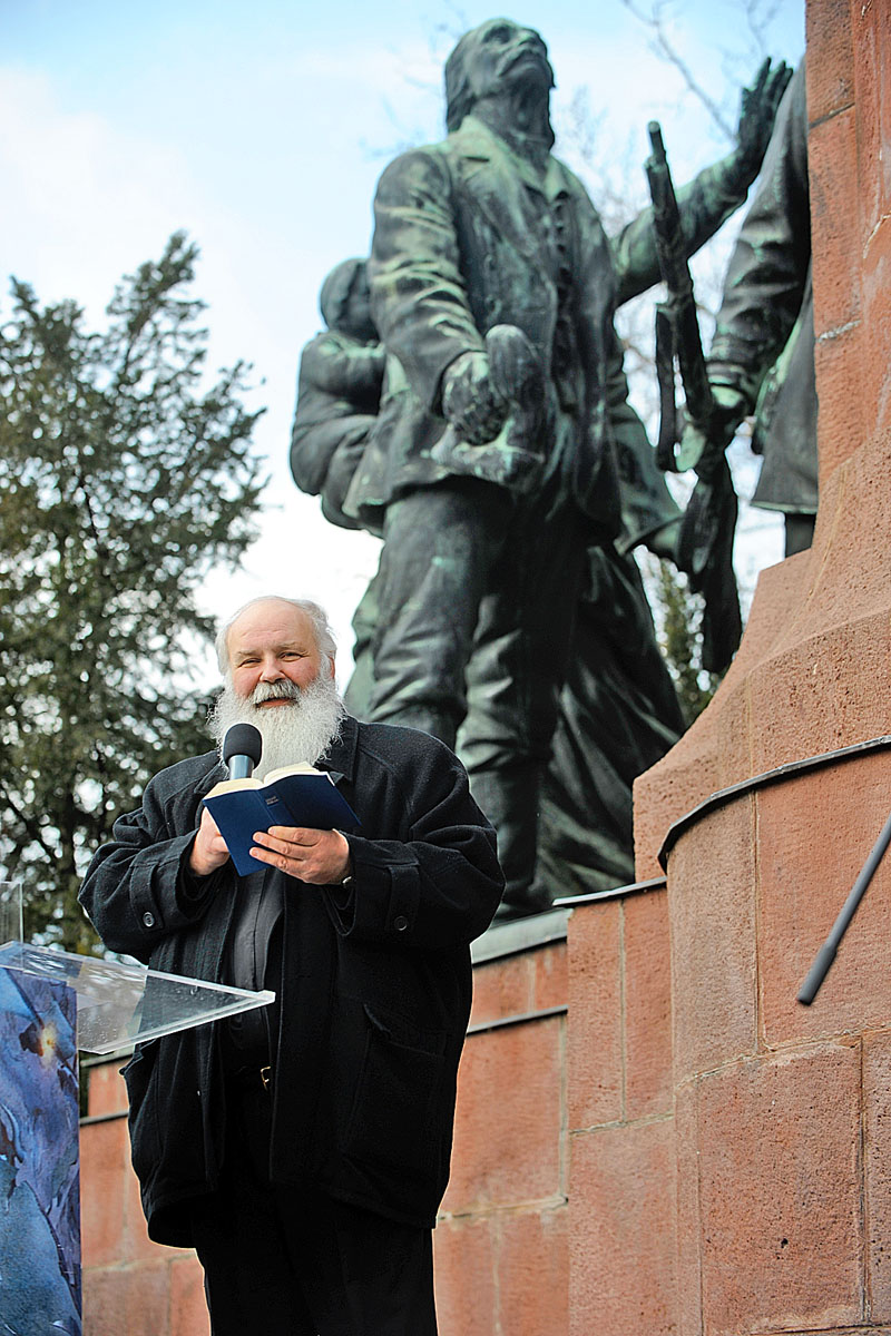 Iványi Gábor metodista lelkész már korábban is tiltakozott a kisegyházakat sújtó törvény ellen