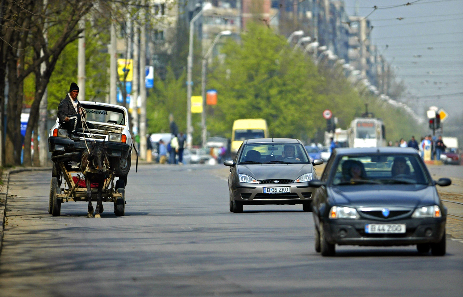 Régi és új Dacia a bukaresti közlekedésben