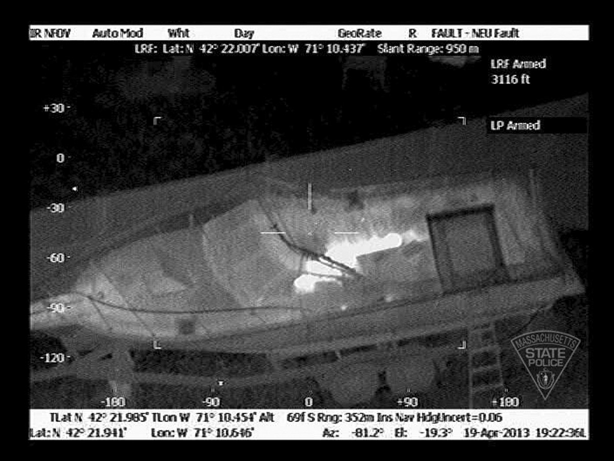Infrakamerával készült légi felvétel a csónakban rejtőzködő Dzsohár Carnajevről