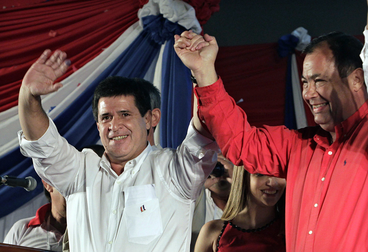Horacio Cartes (balra) és alelnökjelöltje, Juan Afara ünnepelhetett győzelmet az elnökválasztás után