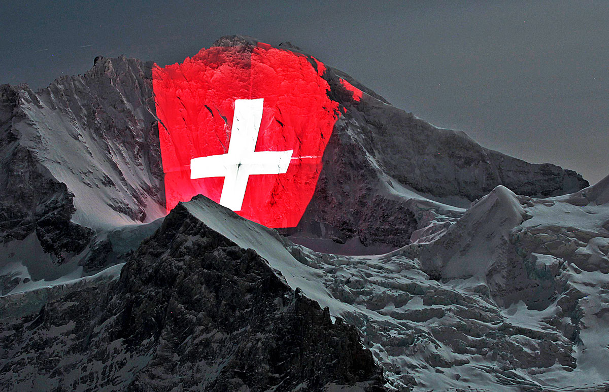 Fényinstalláció a svájci Alpok egyik csúcsán. A kormány nagyobb rálátást szeretne a magyar állampolgárok számláira