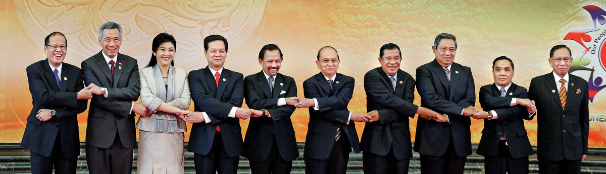 ASEAN-vezetők egymás között. Politikailag bírálják Pekinget, gazdaságilag együttműködnek vele