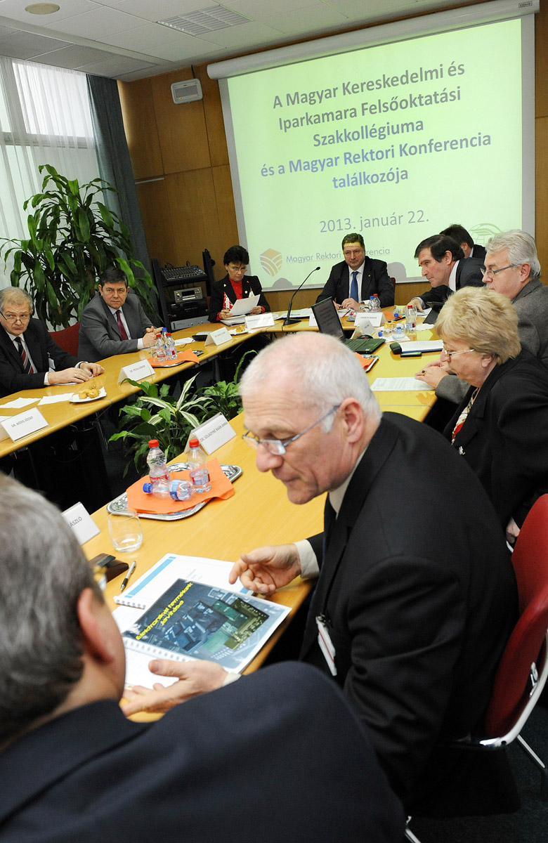 Parragh László (középen) rektorokkal egyeztet ez év januárjában