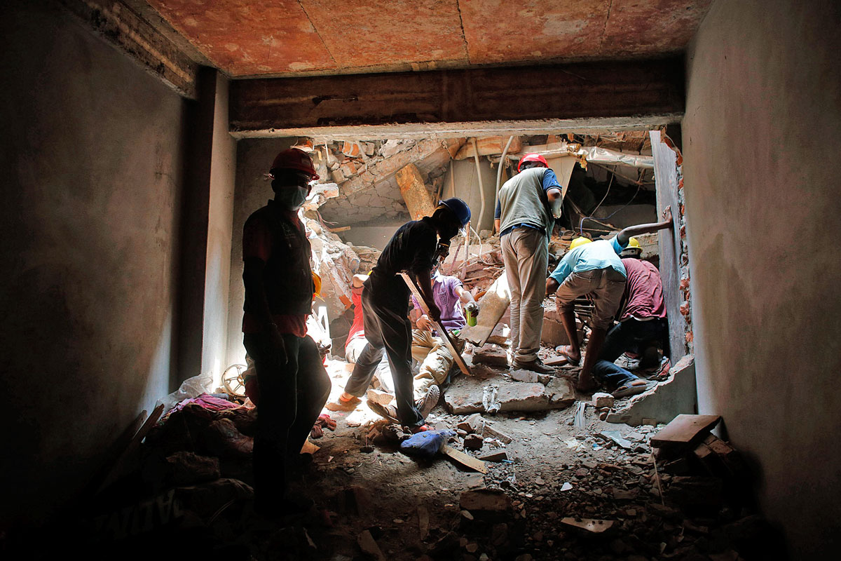 Túlélőket mentenek Dakkában a romok alól. Mély nyomorúágból a föld alá