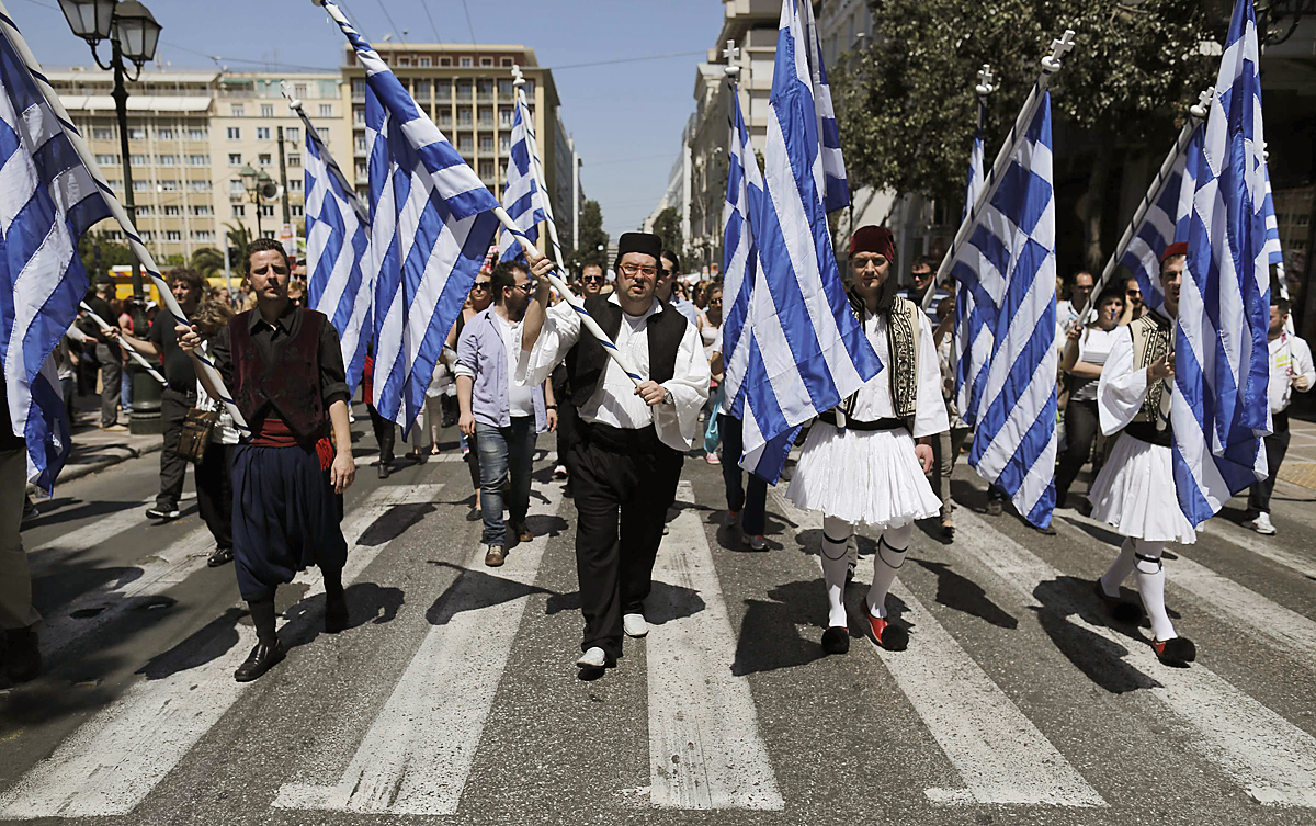 Önkormányzati alkalmazottak tüntetése Athénban az elbocsátások ellen. Nem a mérettel, hanem a szervezettséggel van a baj