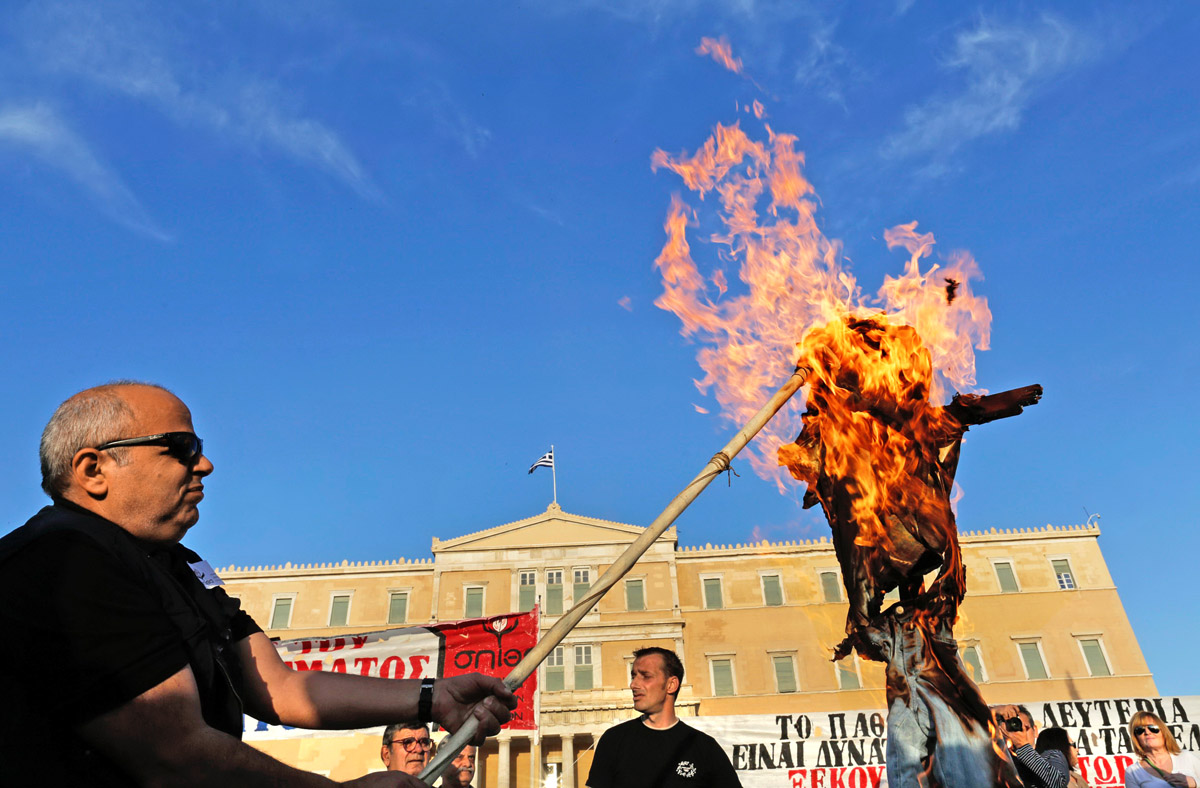 Görög dolgozó bábuját égetik el tüntetők az athéni parlament előtt