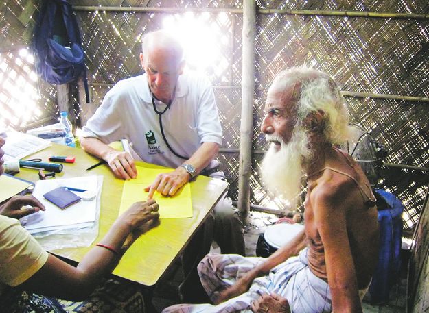 Az egyik német kolléga kalkuttai nyomortanyán vizsgál egy beteget
