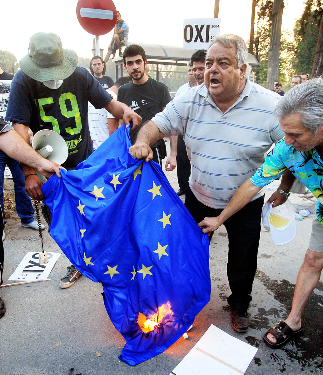 Zászlóégetés. Május elsején az uniós megállapodás ellen tüntettek ciprusiak a parlament előtt. Nehezen emésztik