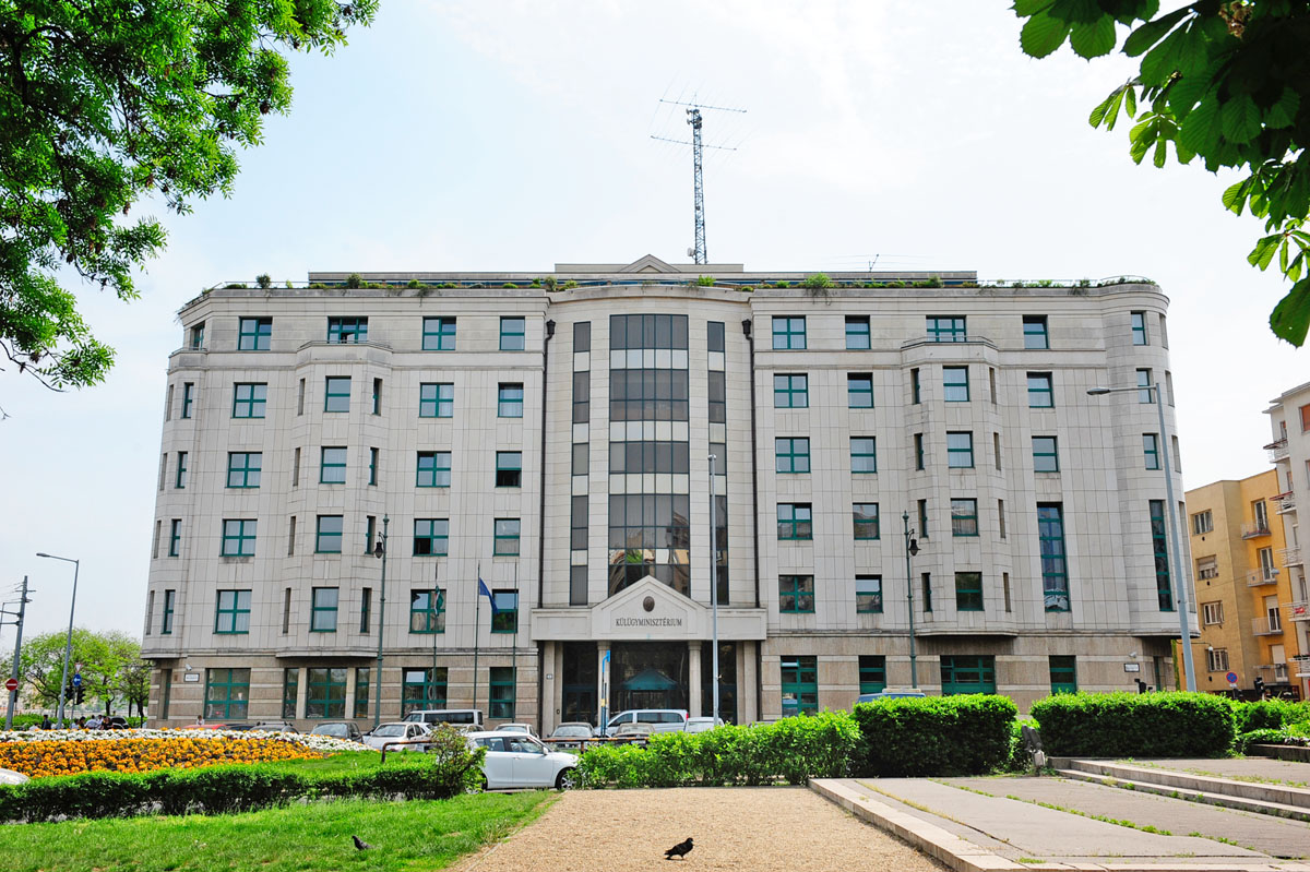 A Bem téri főhomlokzat kialakítása egy „arc” minisztériumnál kissé kínos