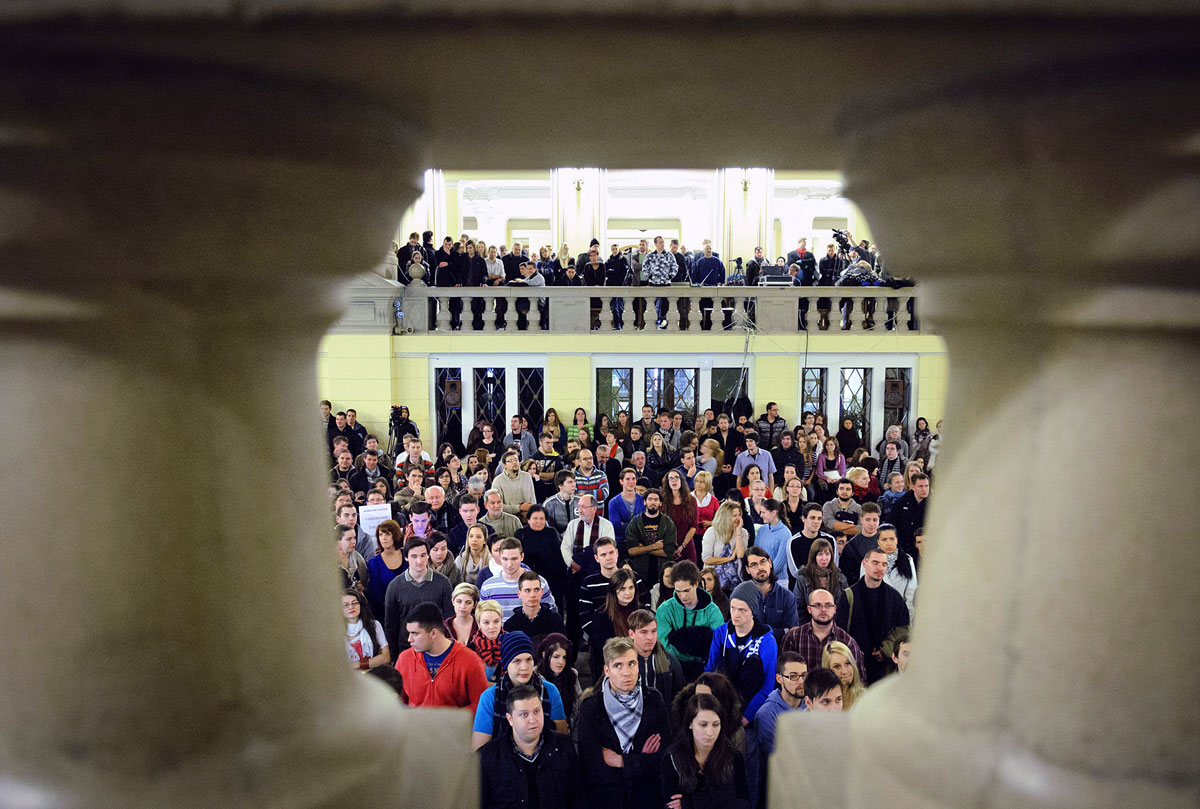 A kormány felsőoktatási tervei ellen tiltakozó diákok a Debreceni Egyetemen decemberben