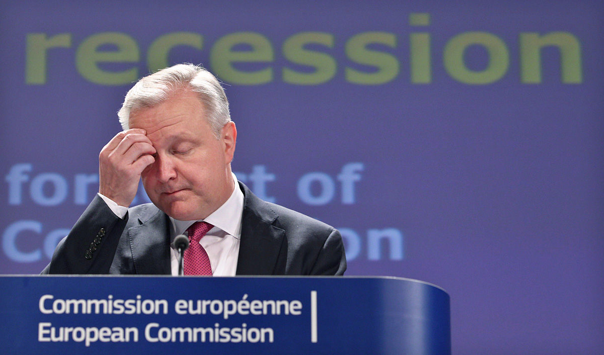 Olli Rehn, az Európai Bizottság gazdasági és pénzügyekért felelős tagja sajtóértekezletet tart