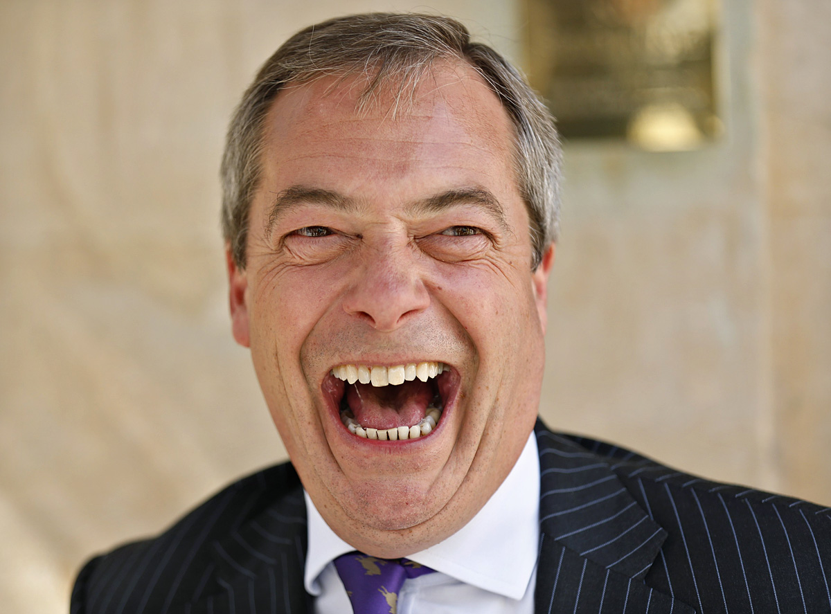 Nigel Farage az egyik pénteki interjúja alatt. A bohóc nevethetett