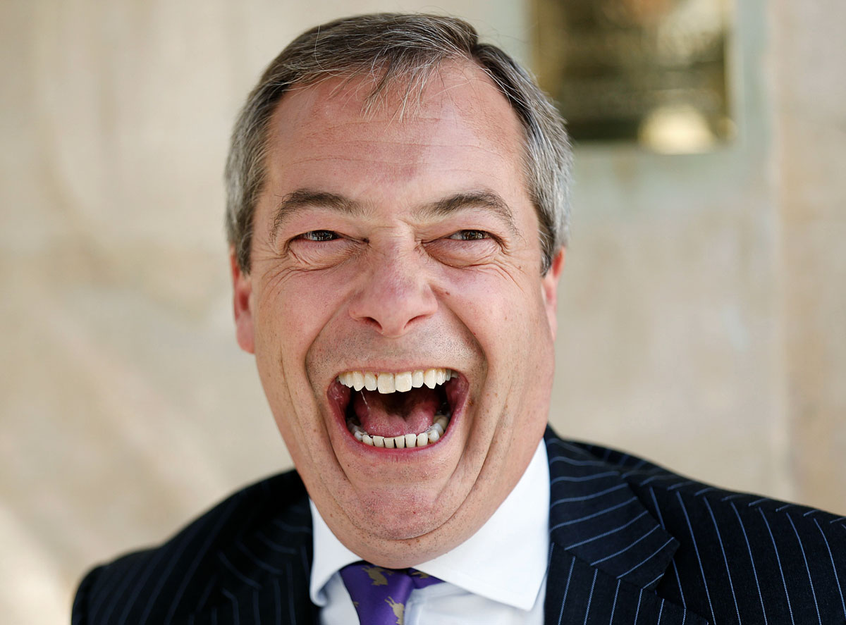 Nigel Farage pártvezéri interjút ad egy westminsteri pub előtt