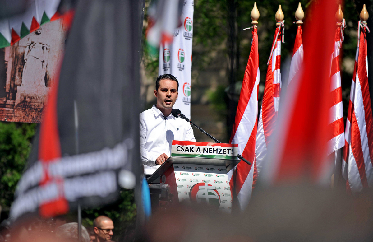 Közel ezren vettek részt a Jobbik által meghirdetett tüntetésén, amelyet a szélsőjobboldali párt 