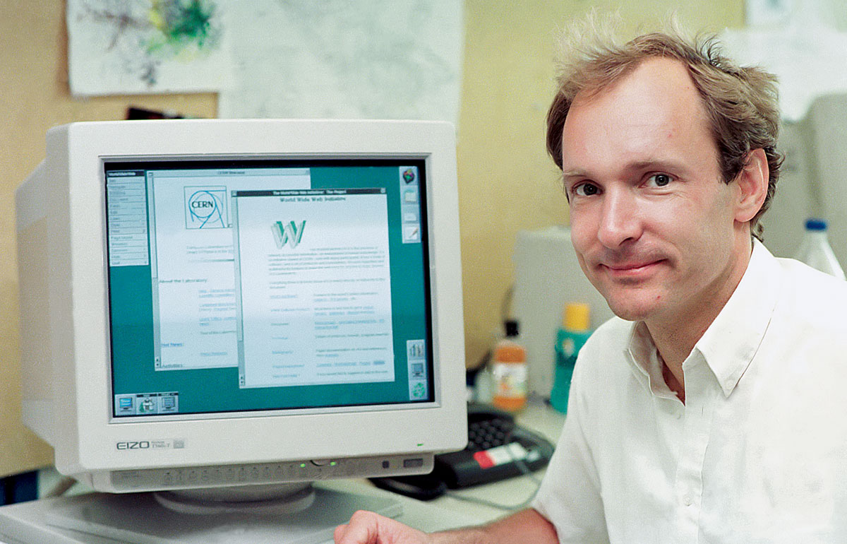 Tim Berners-Lee 1994-ben a CERN-ben a World Wide Web fejlesztése közben
