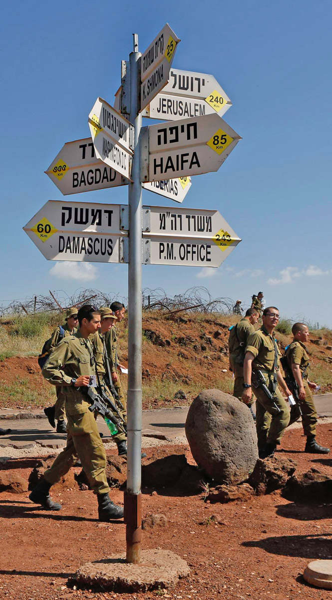 Izraeli katonák a két ország között fekvő  Golán-fennsíkon. A hadsereg lecsap az iszlamista szélsőségeseknek címzett fegyverszállítmányokra