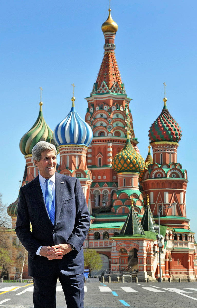 John Kerry amerikai külügyminiszter a Vörös téren, a Vaszilij Blazsennij székesegyház előtt