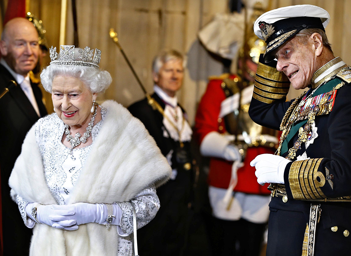 II. Erzsébet és Fülöp herceg a trónbeszéd után. Középkori külsőségek, demokratikus hagyományok