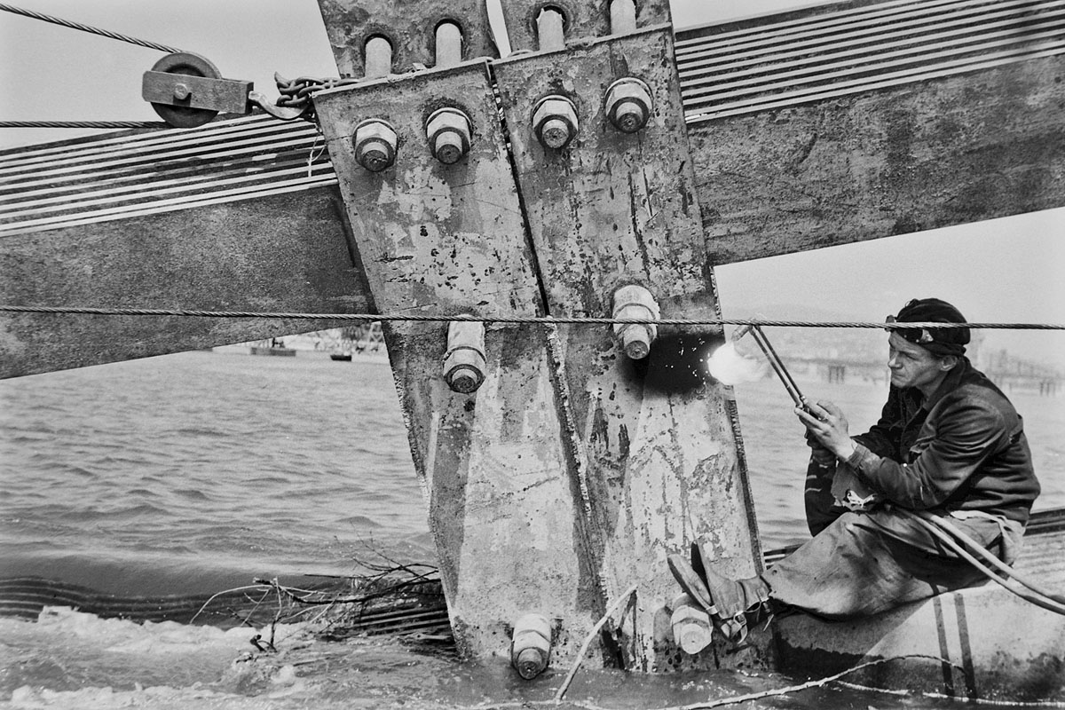 Az elfeledett fotóriporter képén éppen az Erzsébet híd roncsait bontják