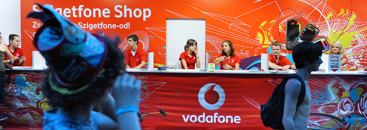 „Vodafone-sátor” a 2010-es Sziget Fesztiválon. A két másik szolgáltatóval azonos elbánást akar a társaság