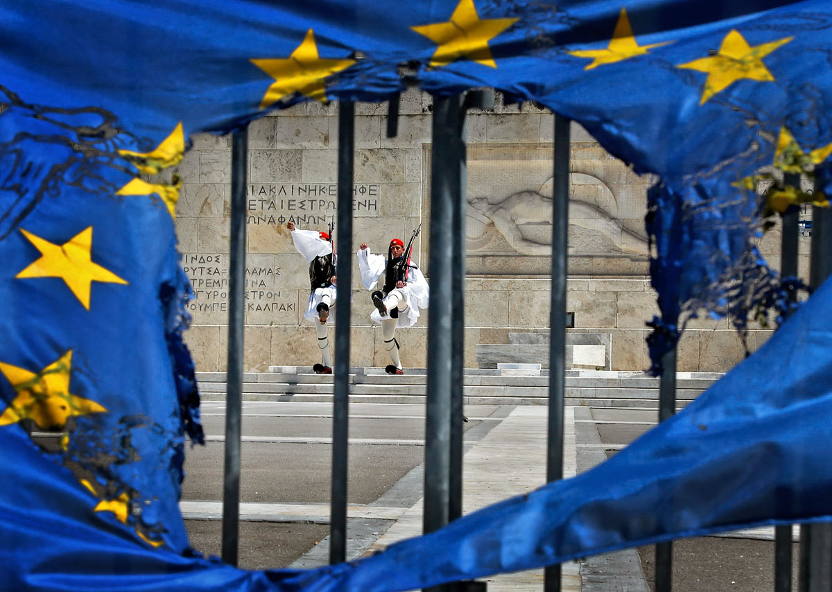EU-zászlót égettek az athéni parlament előtt. Elegük van a nadrágszíjmeghúzásból