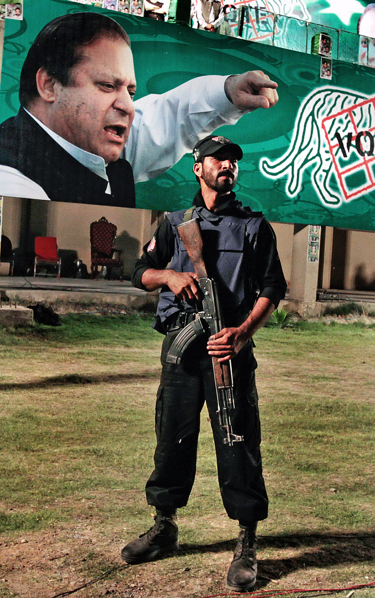 Rendőr posztol Navaz Sarif plakátja előtt: ki tudja megfékezni az erőszakot?