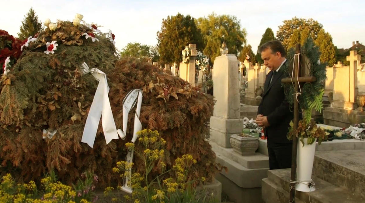 Orbán Viktor bocsánatot kér Bara József sírjánál - egy kocka a miniszterelnök Facebook-oldalán közzétett videóból
