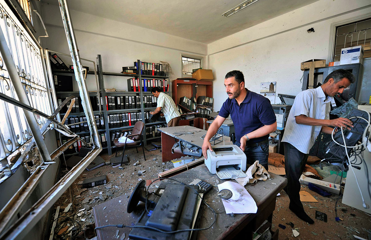Vasárnap is bombát robbantottak a támadók egy rendőrőrsnél Bengáziban