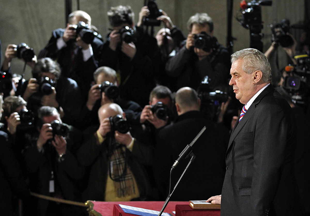Zeman beiktatási ceremóniája március 8-án. Az absztinencia nem feltétel