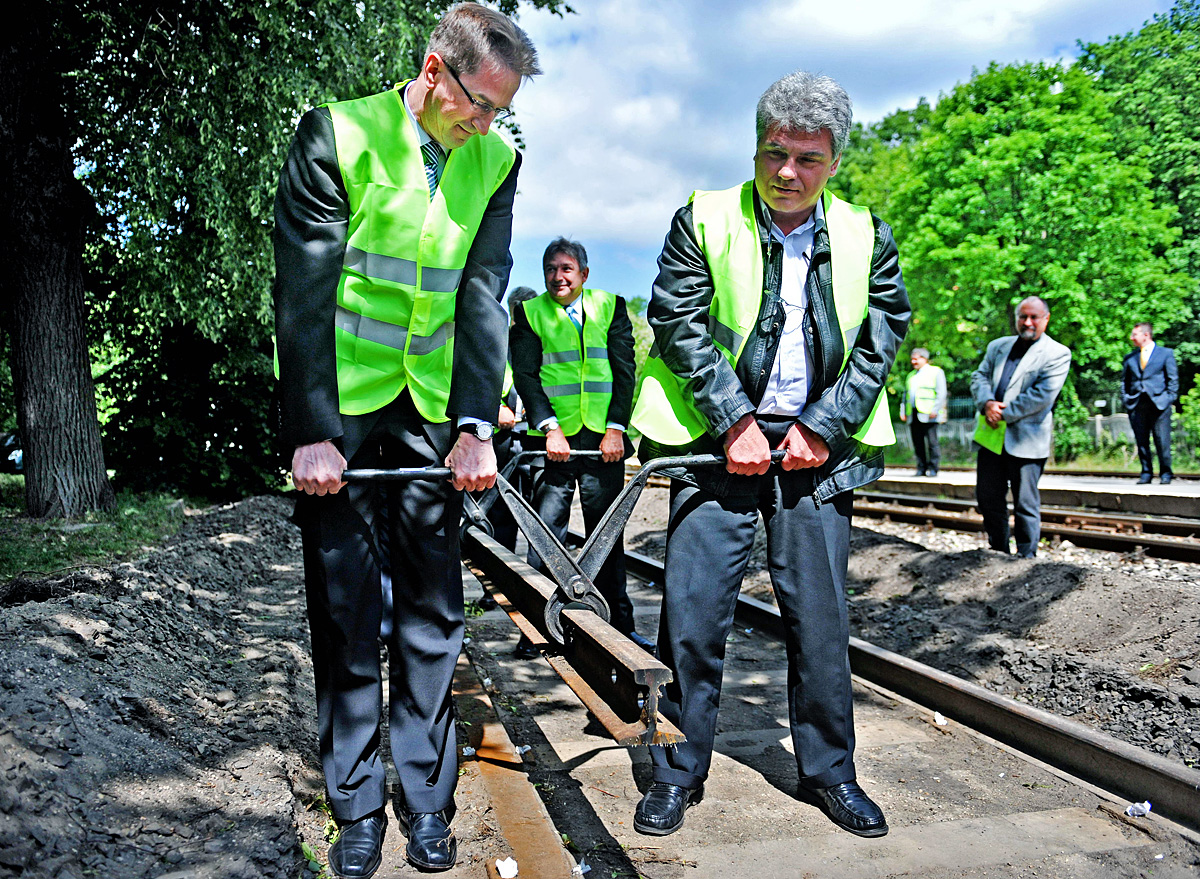 Völner Pál, a fejlesztési tárca államtitkára (balra) a piliscsabai vasútállomáson az esztergomi vonal felújítási munkálatainak kezdetén 2012 nyarán