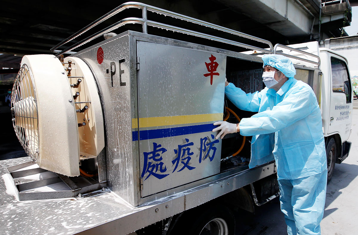 Egy tajpeji parkban fertőtlenítőszer levegőbe permetezésével igyekeznek védekezni a H7N9 ellen