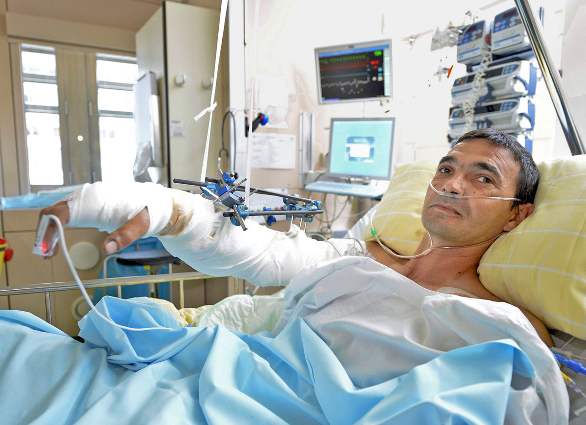 A. Tibor bécsi kórházi ágyán a műtét után